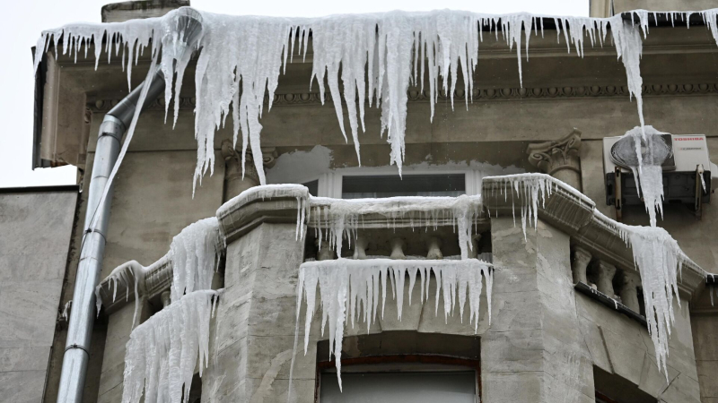 Юрист рассказал об ответственности за упавшие с кондиционера сосульки