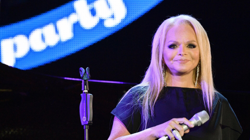 Лариса Долина выпустит новую версию песни "Стена"