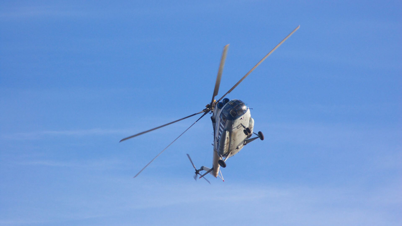 Людей после вынужденной посадки Ми-8 доставят до села Яр-Сале на вездеходе