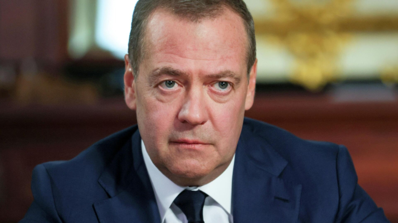 Медведев оценил возможность отправки ветеранов СВО на предприятия ОПК