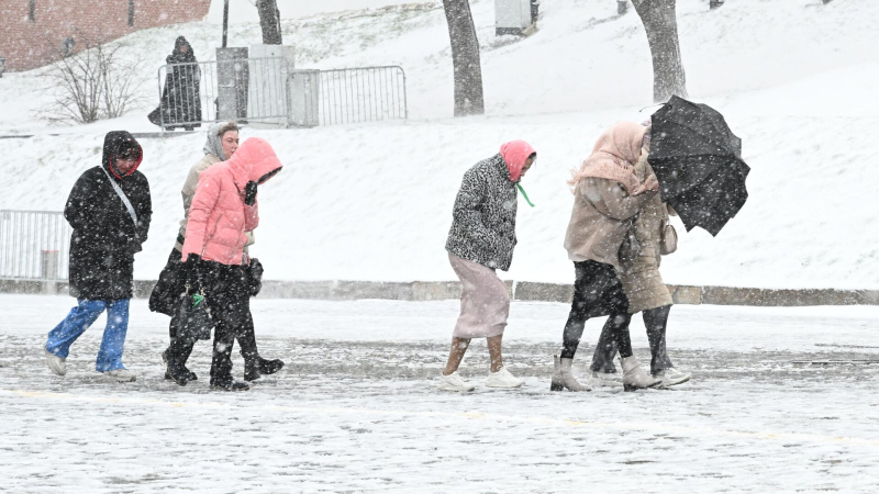 Москвичей предупредили о низком атмосферном давлении