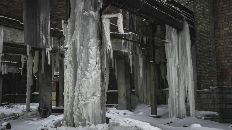 На Дарницкой ТЭЦ в Киеве появились сосульки длиной более восьми метров