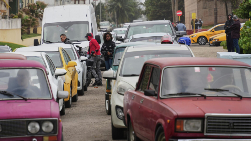 На Кубе жители пытаются запастись бензином впрок
