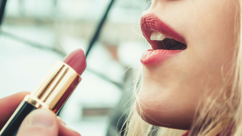 Названа средняя стоимость помады в России