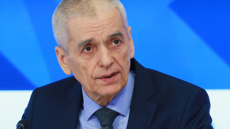 Онищенко оценил идею отказаться от использования бахил в поликлиниках