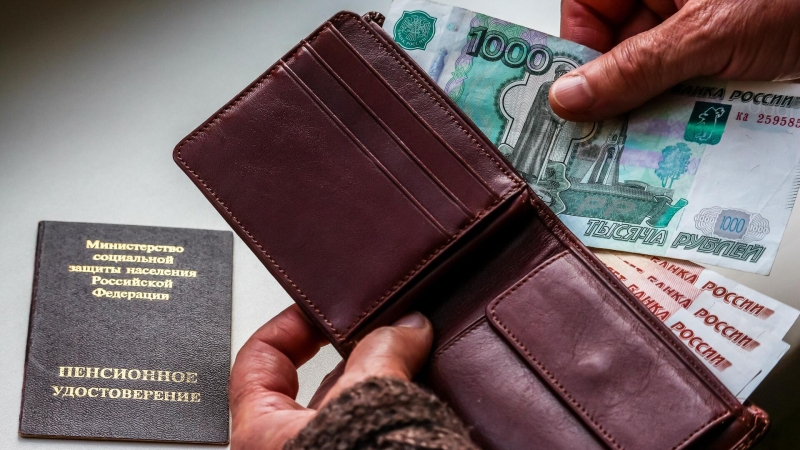 Пенсии работающих россиян в декабре выросли на 2,8 тысячи рублей