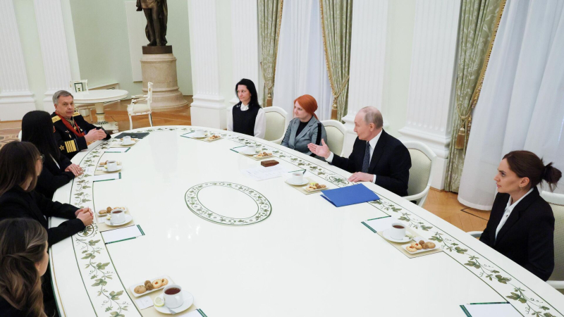 Путин назвал детей погибших спецназовцев детьми всей страны