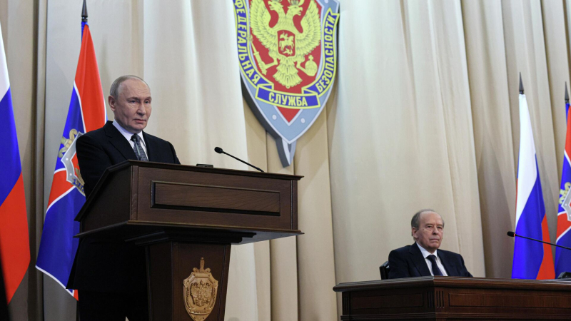 Путин попросил ФСБ жестко пресекать проявления русофобии