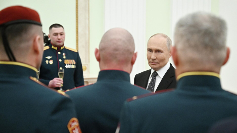 Путин в Кремле поднял бокал шампанского в честь Дня защитника Отечества