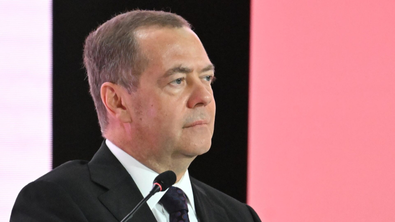 России нужен свой задел в электронике, заявил Медведев