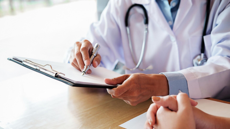 Россиянам раскрыли, как получить медпомощь в частных клиниках по ОМС