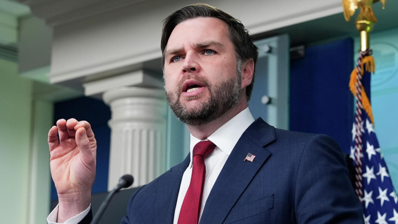 Самолет Вэнса приземлился в Азербайджане, сообщил источник