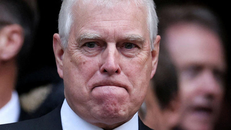 СМИ: полиция Британии не стала заковывать экс-принца Эндрю в наручники