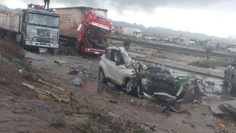 СМИ: при падении самолета в Боливии погиб минимум один человек