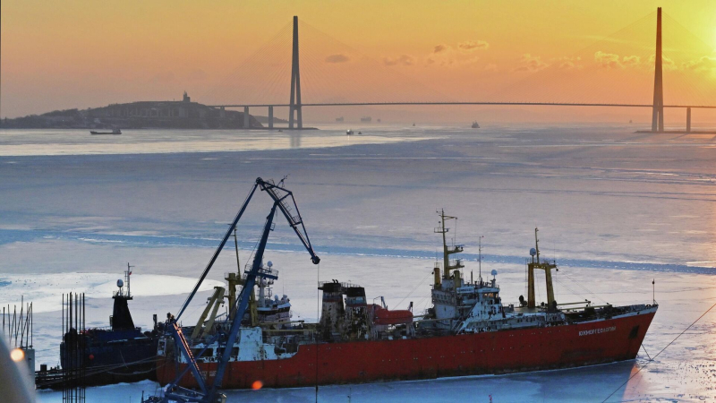 Спасательное судно "Алатау" доставило в Приморье спасенного филиппинца