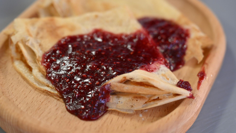 Стало известно, во сколько обойдутся блины с вареньем для всей семьи