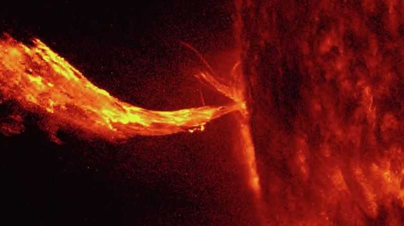 Ученые сообщили о сильной вспышке на Солнце утром