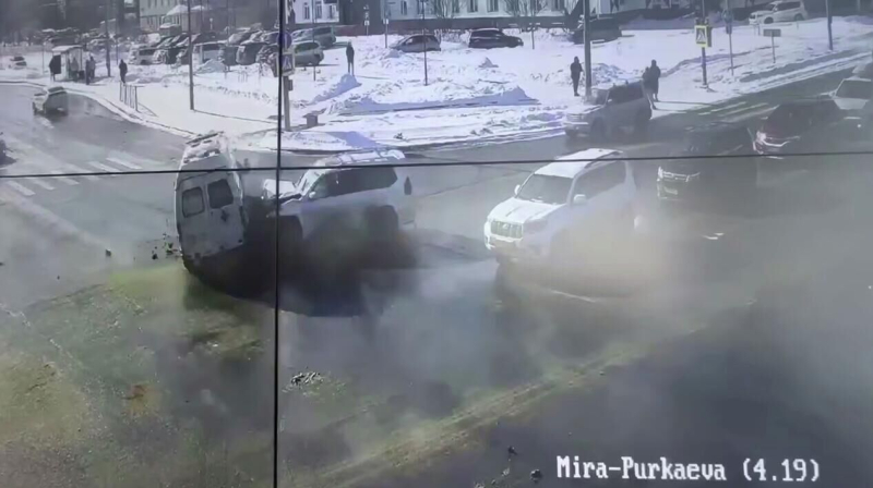 В Южно-Сахалинске столкнулись карета скорой помощи и внедорожник
