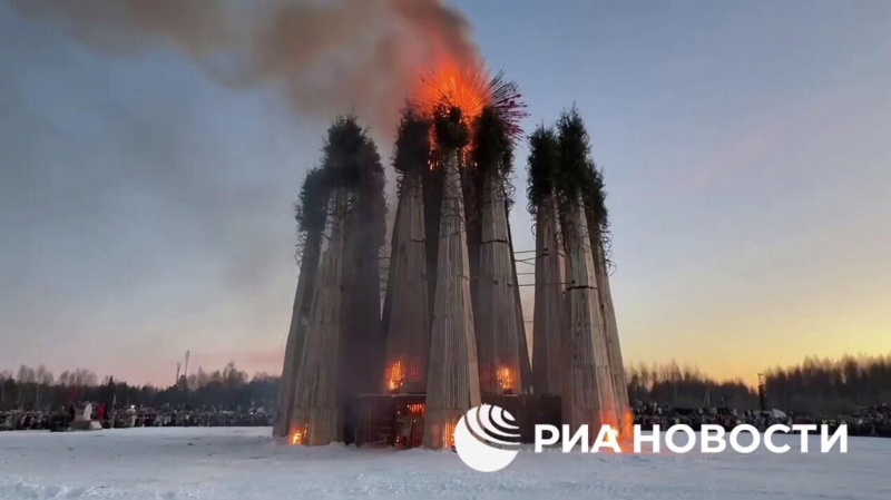 В Калужской области сожгли гигантское сердце на Масленицу