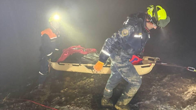 В Крыму спасатели эвакуировали трех людей из машины, упавшей в обрыв