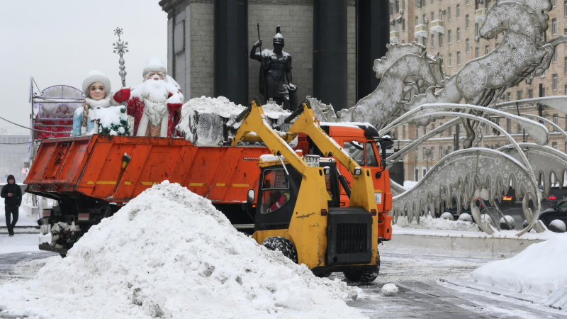 В Москве продолжаются масштабные работы по очистке города от снега
