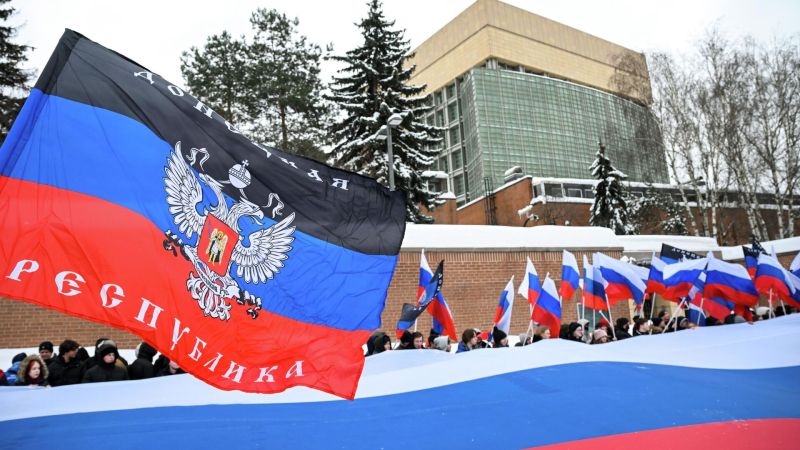 В Москве прошла акция в честь Дня признания ДНР и ЛНР