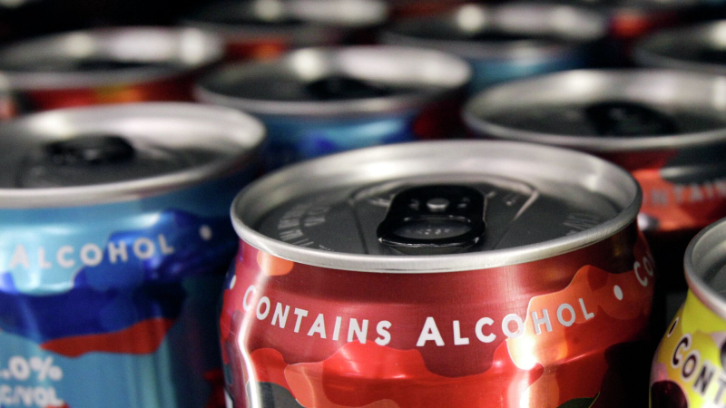 В ОП напомнили о штрафах за продажу энергетиков детям