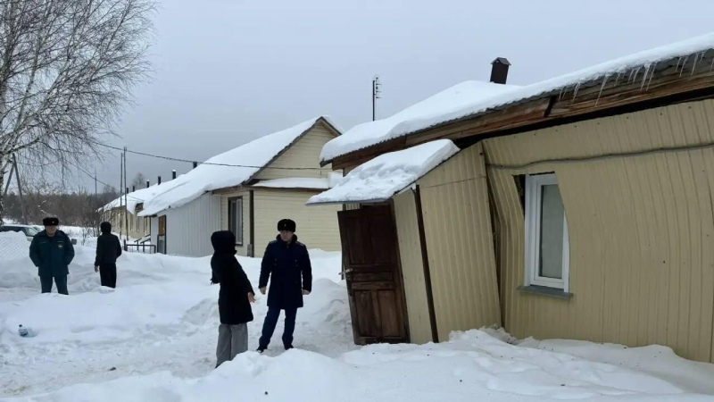 В пензенском Сурске частично разрушилась крыша жилого дома