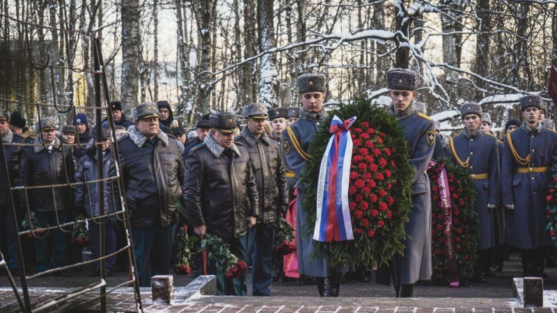 В Петербурге почтили память спасателей, погибших при пожаре в 1991 году