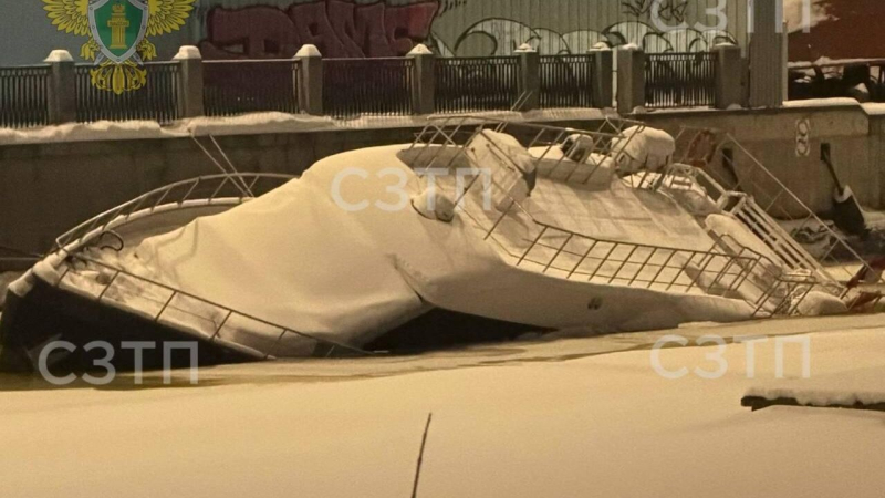 В Петербурге проверяют частичное затопление судна на набережной