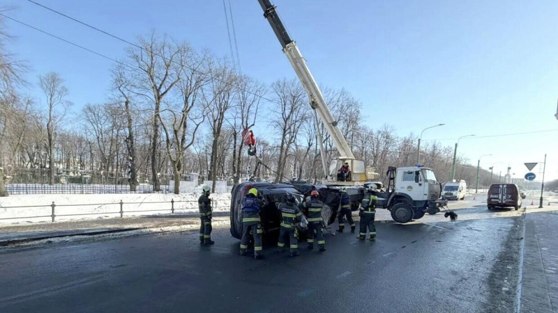 В Петербурге спасатели достали машину, влетевшую в ограду Летнего сада