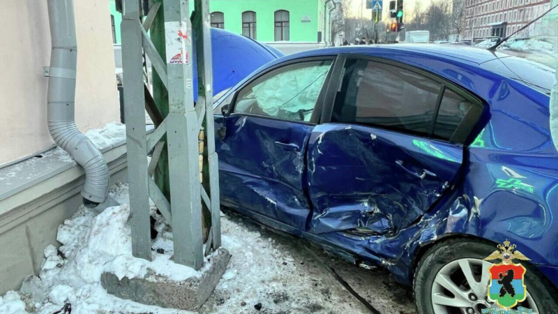 В Петрозаводске три пешехода пострадали при столкновении двух иномарок
