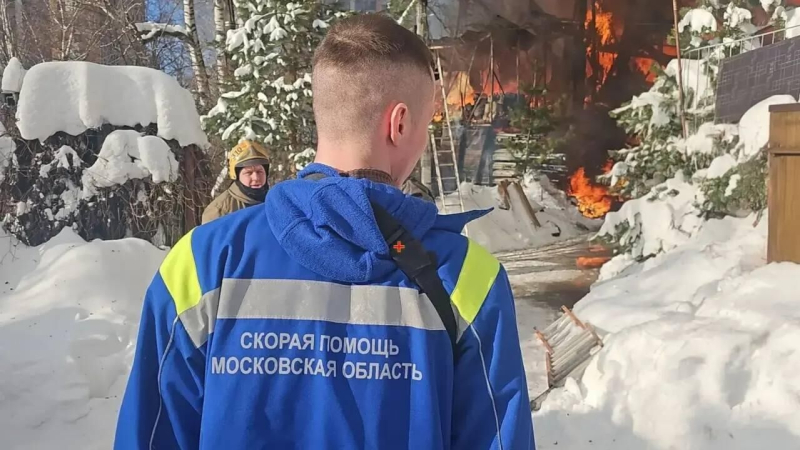 В подмосковном Путилково локализовали пожар в двух частных домах