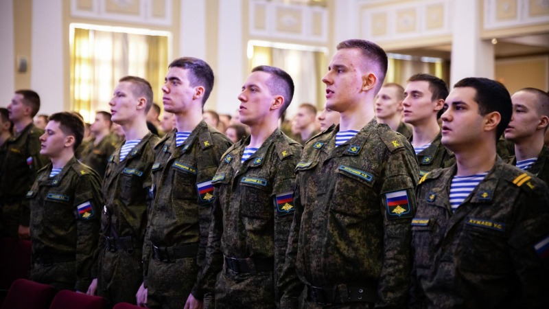 В преддверии 23 февраля уральские студенты познакомились с хроникой Победы