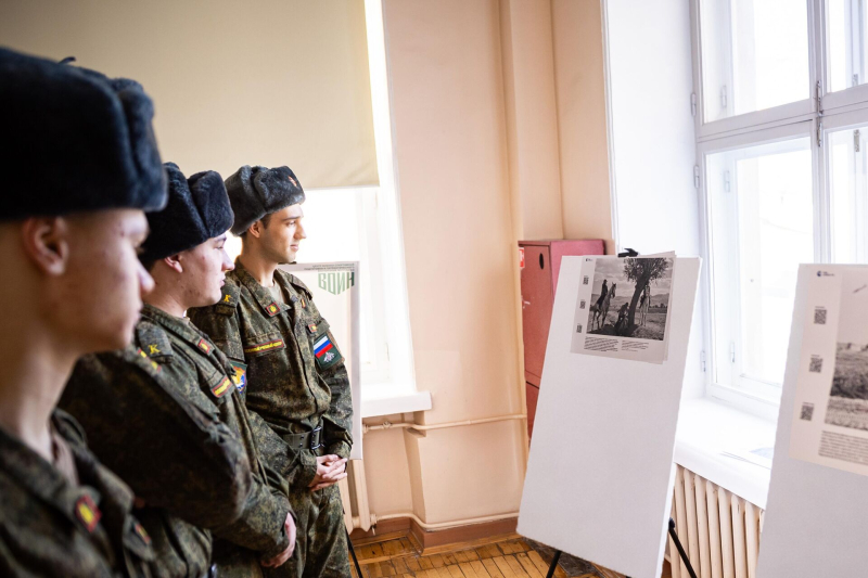 В преддверии 23 февраля уральские студенты познакомились с хроникой Победы