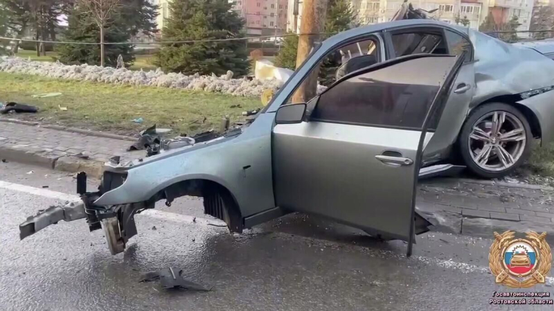 В Ростове-на-Дону автомобиль врезался в опору ЛЭП, есть погибшие