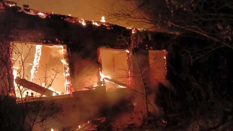 В Саратовской области три человека погибли при пожаре в жилом доме