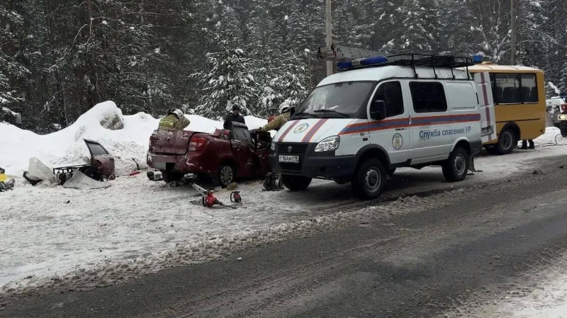 В Удмуртии легковой автомобиль столкнулся со школьным автобусом