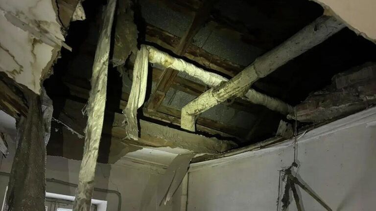 В Ульяновске в аварийном доме обрушился потолок