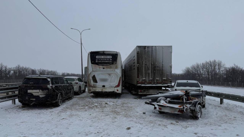 В Воронежской области 15 автомобилей столкнулись в трех ДТП