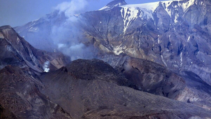 Вулкан Шивелуч на Камчатке выбросил столб пепла почти на десять километров