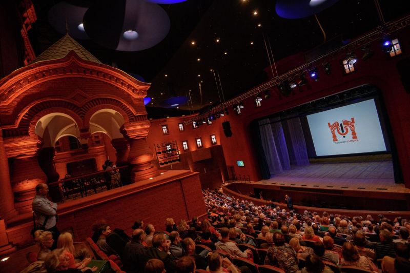 Заглянуть за кулисы: в какие театры пускают на экскурсии