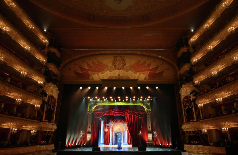 Заглянуть за кулисы: в какие театры пускают на экскурсии
