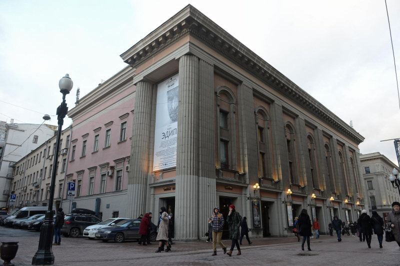 Заглянуть за кулисы: в какие театры пускают на экскурсии