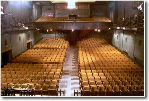 Заглянуть за кулисы: в какие театры пускают на экскурсии