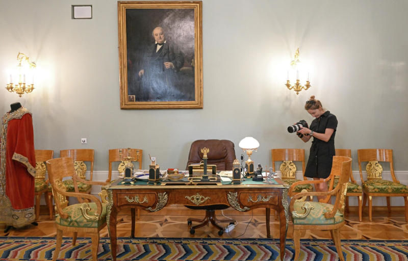 Заглянуть за кулисы: в какие театры пускают на экскурсии