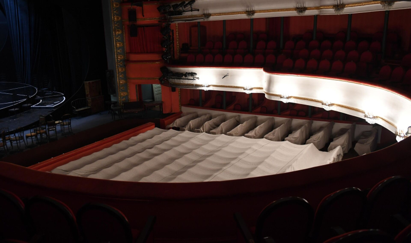 Заглянуть за кулисы: в какие театры пускают на экскурсии