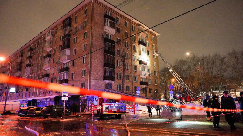 Жильцов загоревшегося в Москве дома разместили в центре долголетия