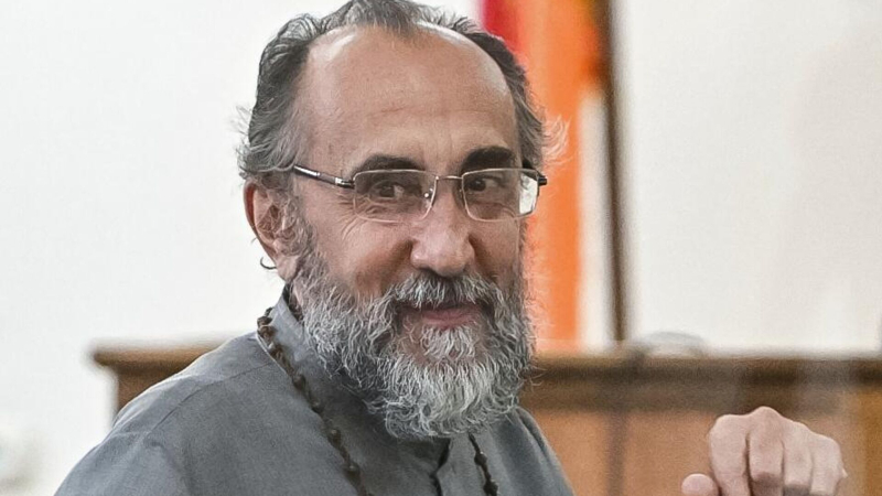 Жители Гюмри вышли на улицы для встречи архиепископа Микаэла