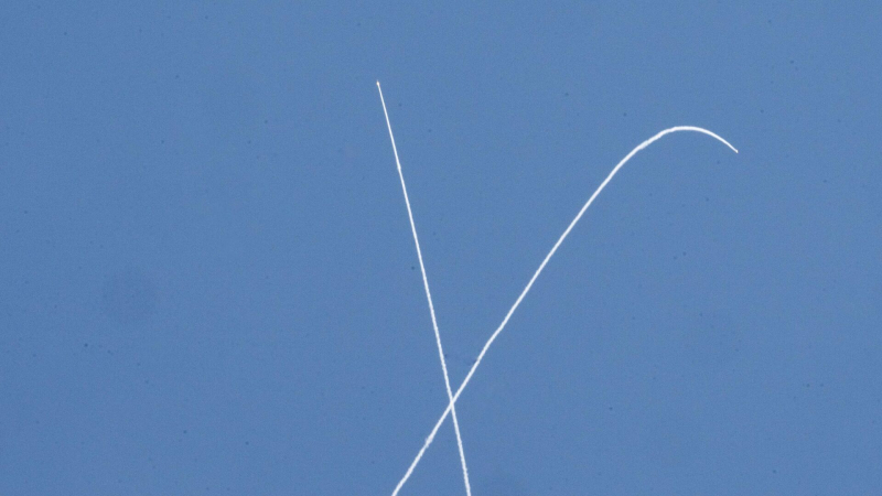 Армия Израиля сообщила, что перехватывает запущенные из Ирана на ракеты